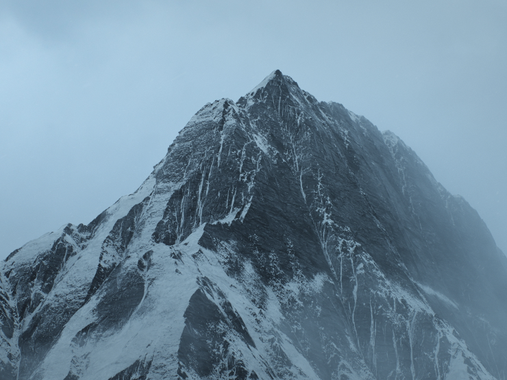 Immagine del creatore del mondo - cima di una montagna nebbiosa per un gioco